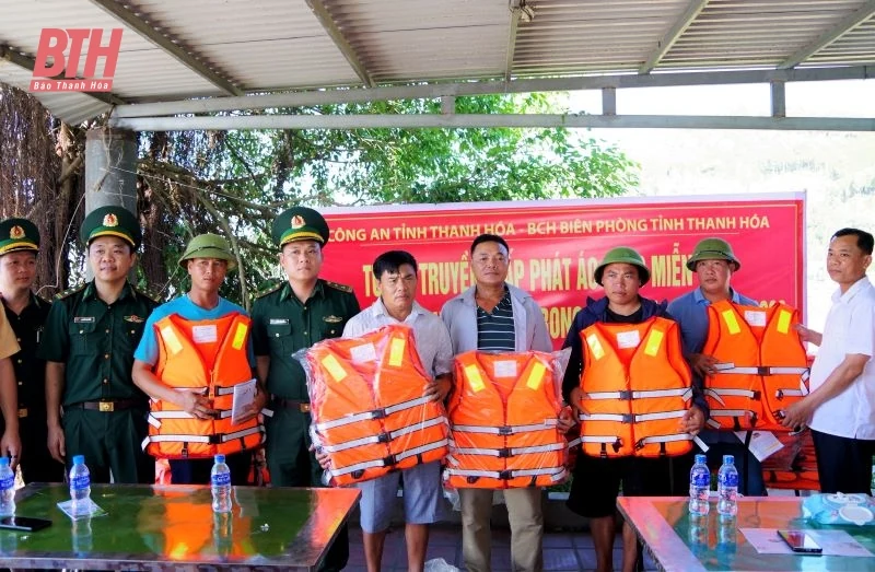 Cấp phát áo phao miễn phí cho chủ bến phà, bến đò và hành khách