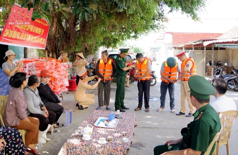Cấp phát áo phao miễn phí cho chủ bến phà, bến đò và hành khách