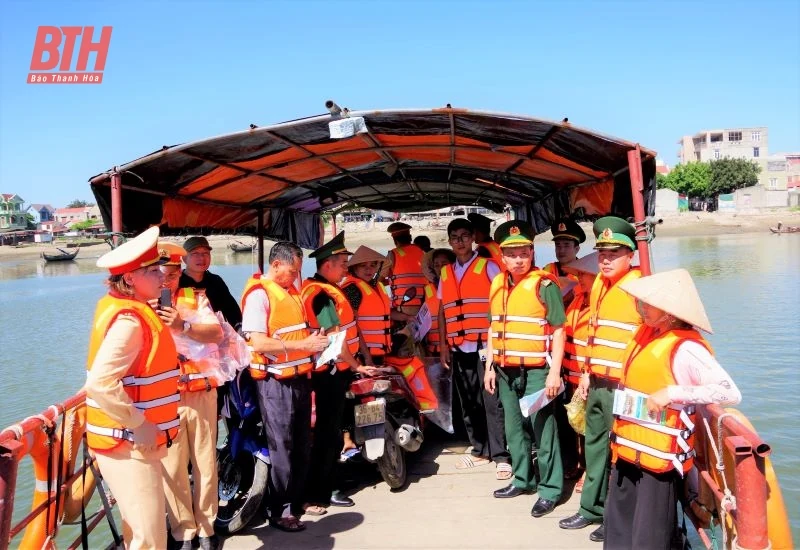 Cấp phát áo phao miễn phí cho chủ bến phà, bến đò và hành khách