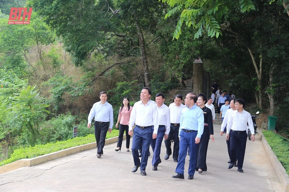 Bí thư Tỉnh ủy Đỗ Trọng Hưng cùng đoàn đại biểu tỉnh Thanh Hóa dâng hương tại Khu di tích Quốc gia đặc biệt Tân Trào