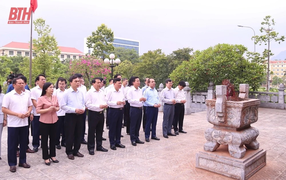Bí thư Tỉnh ủy Đỗ Trọng Hưng cùng đoàn đại biểu tỉnh Thanh Hóa dâng hương tại Khu di tích Quốc gia đặc biệt Tân Trào