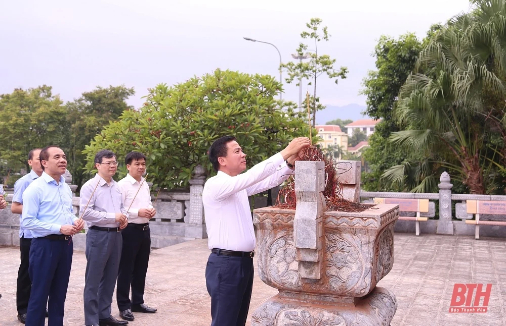 Bí thư Tỉnh ủy Đỗ Trọng Hưng cùng đoàn đại biểu tỉnh Thanh Hóa dâng hương tại Khu di tích Quốc gia đặc biệt Tân Trào