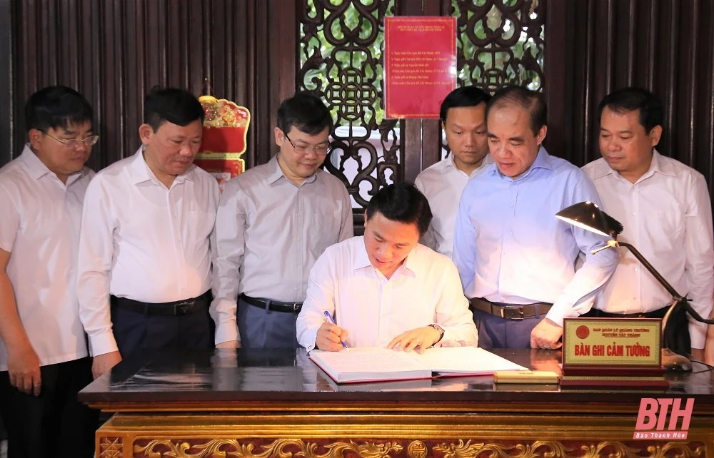 Bí thư Tỉnh ủy Đỗ Trọng Hưng cùng đoàn đại biểu tỉnh Thanh Hóa dâng hương tại Khu di tích Quốc gia đặc biệt Tân Trào