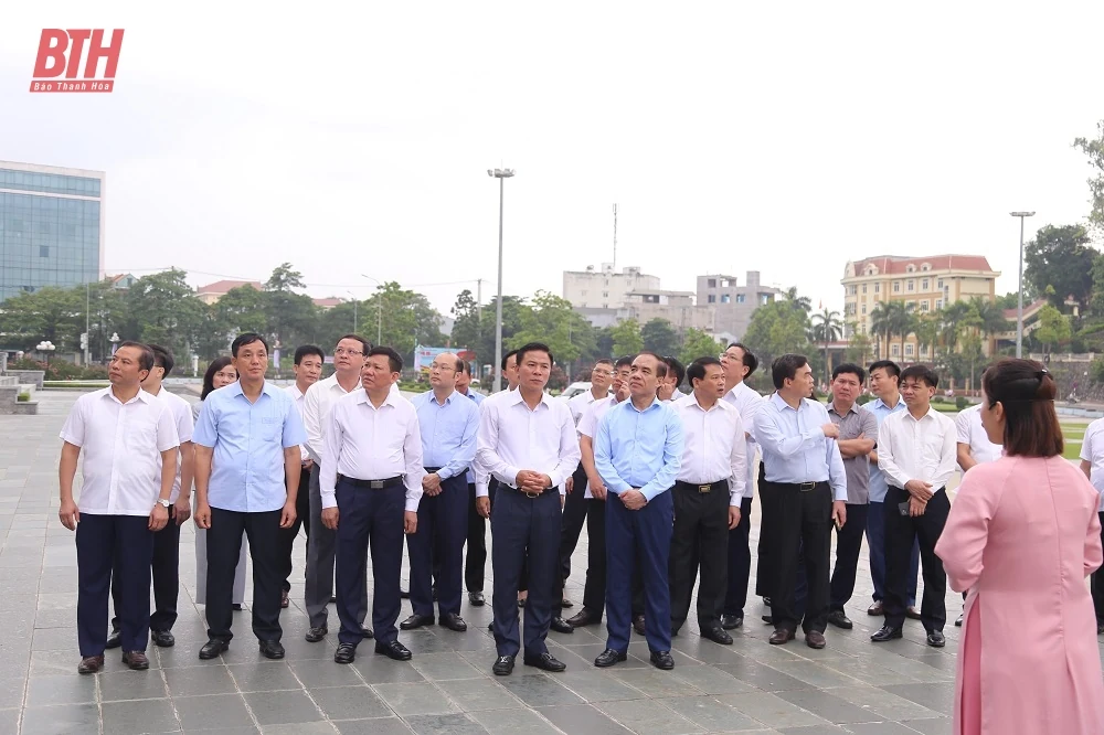 Bí thư Tỉnh ủy Đỗ Trọng Hưng cùng đoàn đại biểu tỉnh Thanh Hóa dâng hương tại Khu di tích Quốc gia đặc biệt Tân Trào