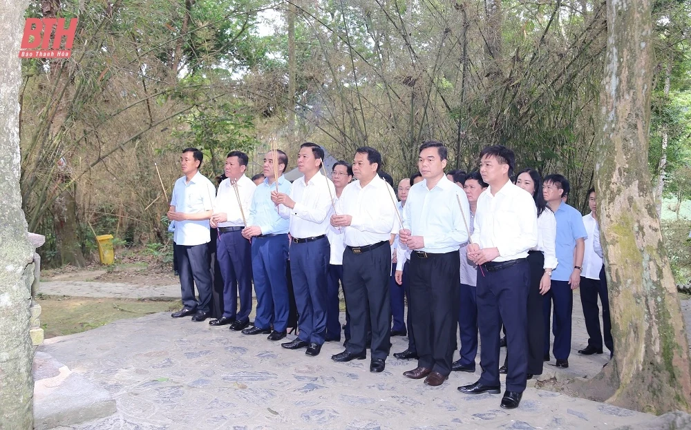 Bí thư Tỉnh ủy Đỗ Trọng Hưng cùng đoàn đại biểu tỉnh Thanh Hóa dâng hương tại Khu di tích Quốc gia đặc biệt Tân Trào