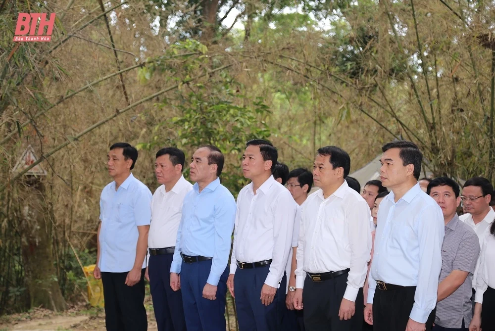 Bí thư Tỉnh ủy Đỗ Trọng Hưng cùng đoàn đại biểu tỉnh Thanh Hóa dâng hương tại Khu di tích Quốc gia đặc biệt Tân Trào