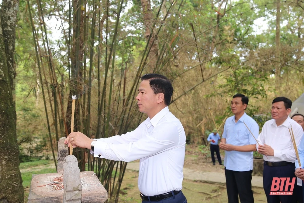 Bí thư Tỉnh ủy Đỗ Trọng Hưng cùng đoàn đại biểu tỉnh Thanh Hóa dâng hương tại Khu di tích Quốc gia đặc biệt Tân Trào