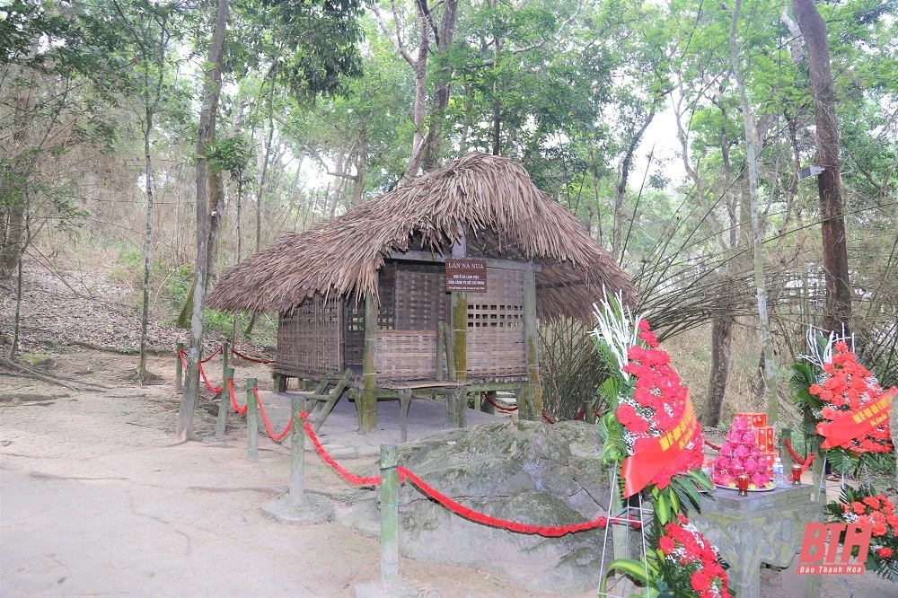 Bí thư Tỉnh ủy Đỗ Trọng Hưng cùng đoàn đại biểu tỉnh Thanh Hóa dâng hương tại Khu di tích Quốc gia đặc biệt Tân Trào