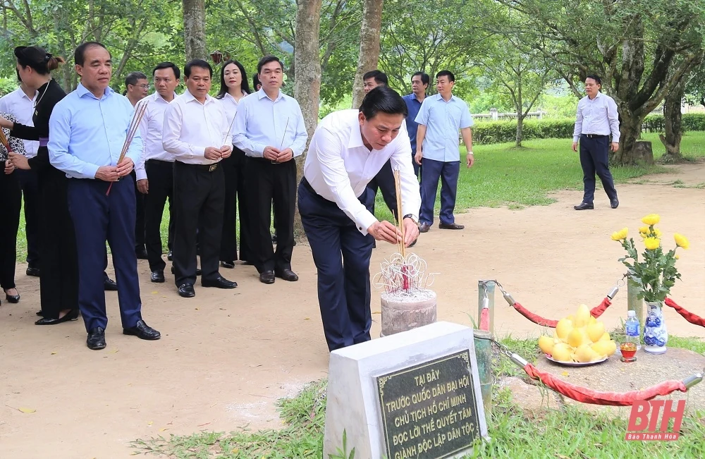 Bí thư Tỉnh ủy Đỗ Trọng Hưng cùng đoàn đại biểu tỉnh Thanh Hóa dâng hương tại Khu di tích Quốc gia đặc biệt Tân Trào