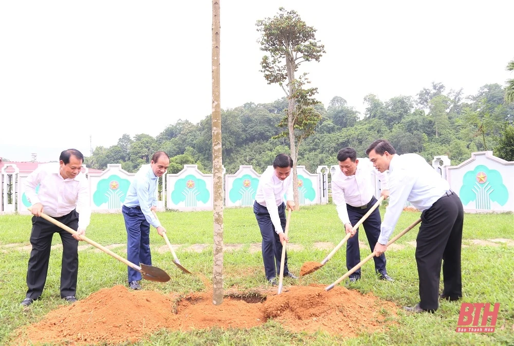 Bí thư Tỉnh ủy Đỗ Trọng Hưng cùng đoàn đại biểu tỉnh Thanh Hóa dâng hương tại Khu di tích Quốc gia đặc biệt Tân Trào