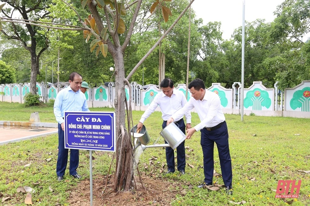Bí thư Tỉnh ủy Đỗ Trọng Hưng cùng đoàn đại biểu tỉnh Thanh Hóa dâng hương tại Khu di tích Quốc gia đặc biệt Tân Trào