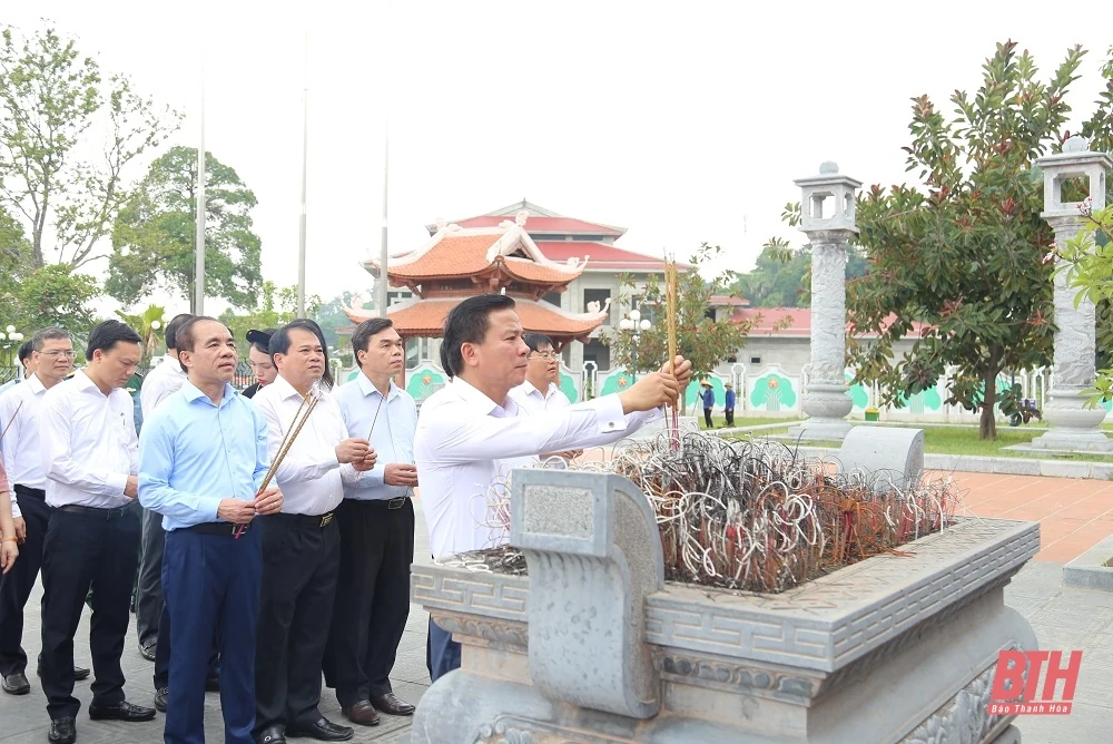 Bí thư Tỉnh ủy Đỗ Trọng Hưng cùng đoàn đại biểu tỉnh Thanh Hóa dâng hương tại Khu di tích Quốc gia đặc biệt Tân Trào