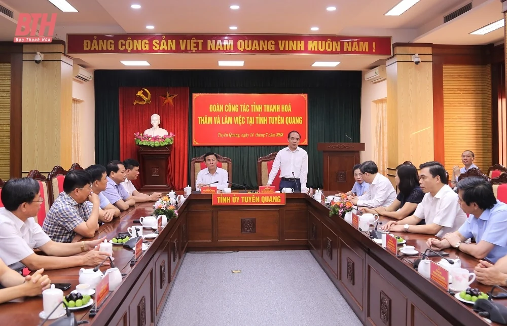 Bí thư Tỉnh ủy Đỗ Trọng Hưng cùng đoàn đại biểu tỉnh Thanh Hóa dâng hương tại Khu di tích Quốc gia đặc biệt Tân Trào
