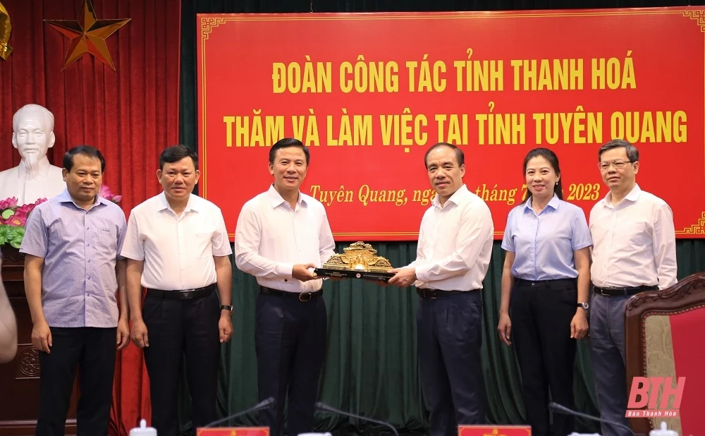 Bí thư Tỉnh ủy Đỗ Trọng Hưng cùng đoàn đại biểu tỉnh Thanh Hóa dâng hương tại Khu di tích Quốc gia đặc biệt Tân Trào