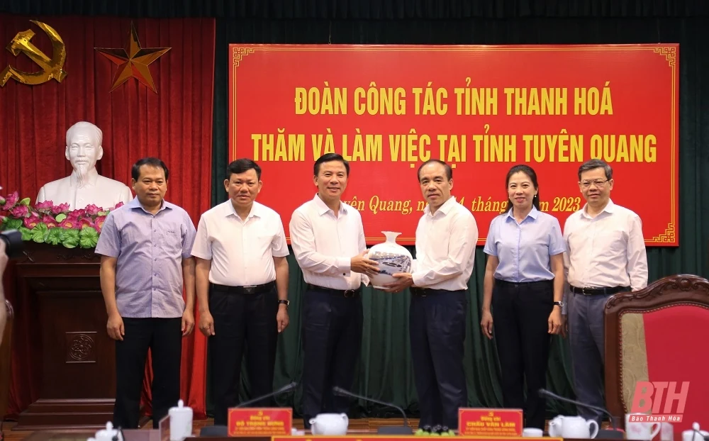Bí thư Tỉnh ủy Đỗ Trọng Hưng cùng đoàn đại biểu tỉnh Thanh Hóa dâng hương tại Khu di tích Quốc gia đặc biệt Tân Trào