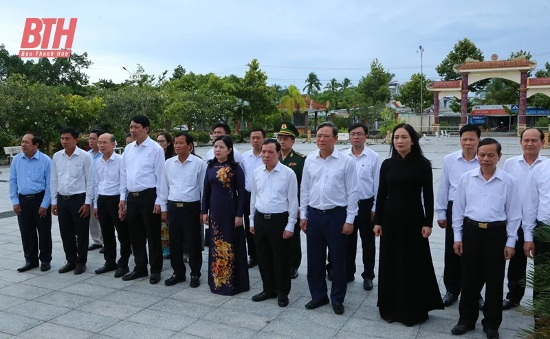 Phó Bí thư Thường trực Tỉnh ủy, Trưởng Đoàn ĐBQH tỉnh Lại Thế Nguyên viếng các anh hùng liệt sĩ tại các nghĩa trang TP Cần Thơ