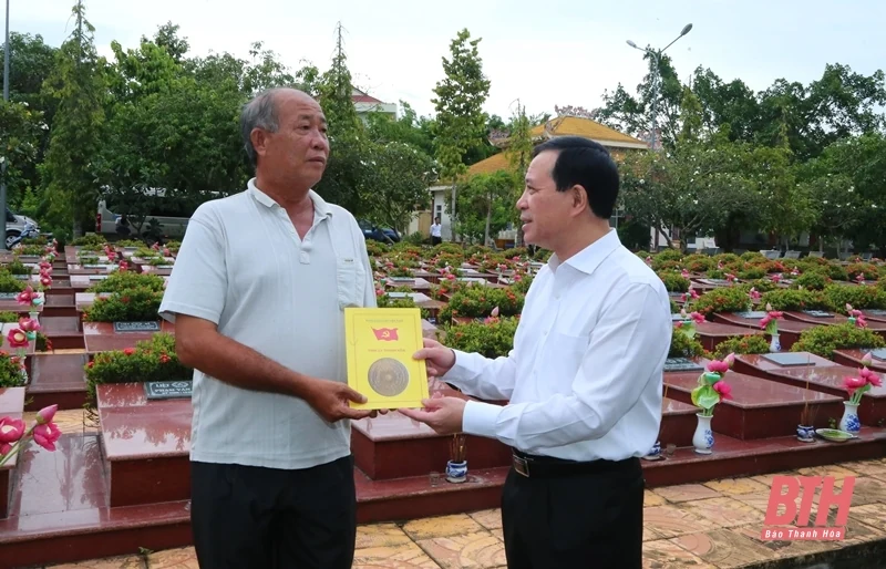 Phó Bí thư Thường trực Tỉnh ủy, Trưởng Đoàn ĐBQH tỉnh Lại Thế Nguyên viếng các anh hùng liệt sĩ tại các nghĩa trang TP Cần Thơ