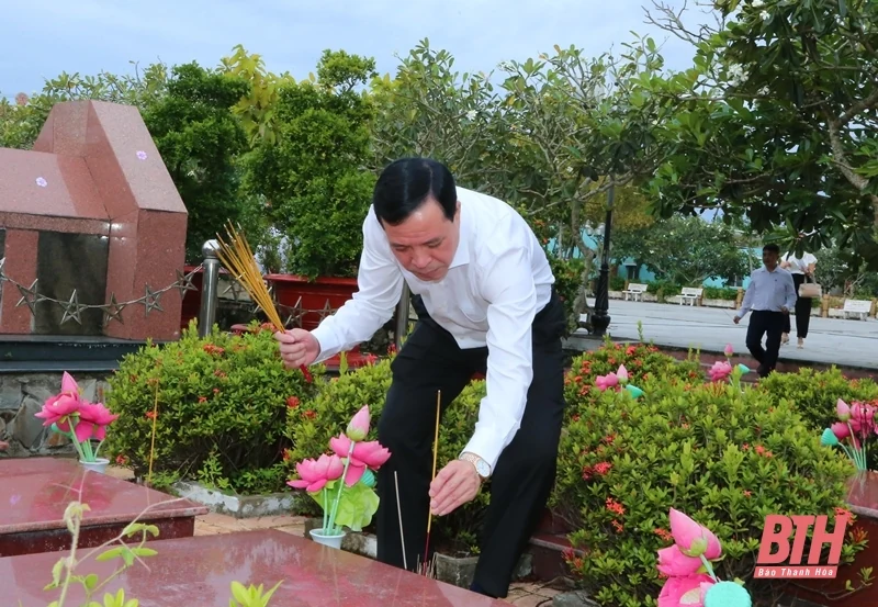 Phó Bí thư Thường trực Tỉnh ủy, Trưởng Đoàn ĐBQH tỉnh Lại Thế Nguyên viếng các anh hùng liệt sĩ tại các nghĩa trang TP Cần Thơ