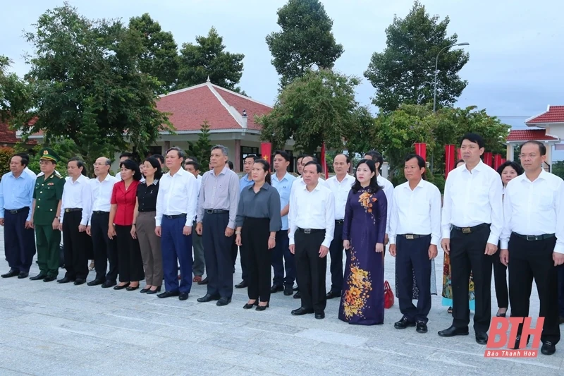 Phó Bí thư Thường trực Tỉnh ủy, Trưởng Đoàn ĐBQH tỉnh Lại Thế Nguyên viếng các anh hùng liệt sĩ tại các nghĩa trang TP Cần Thơ