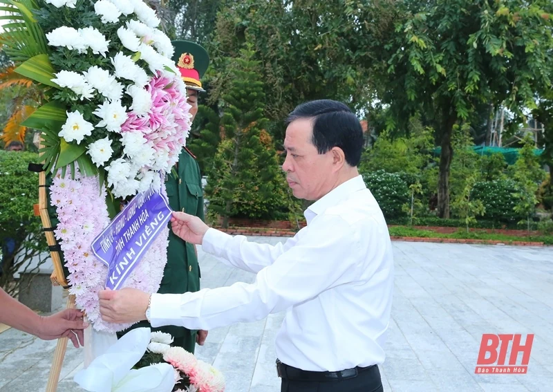 Phó Bí thư Thường trực Tỉnh ủy, Trưởng Đoàn ĐBQH tỉnh Lại Thế Nguyên viếng các anh hùng liệt sĩ tại các nghĩa trang TP Cần Thơ