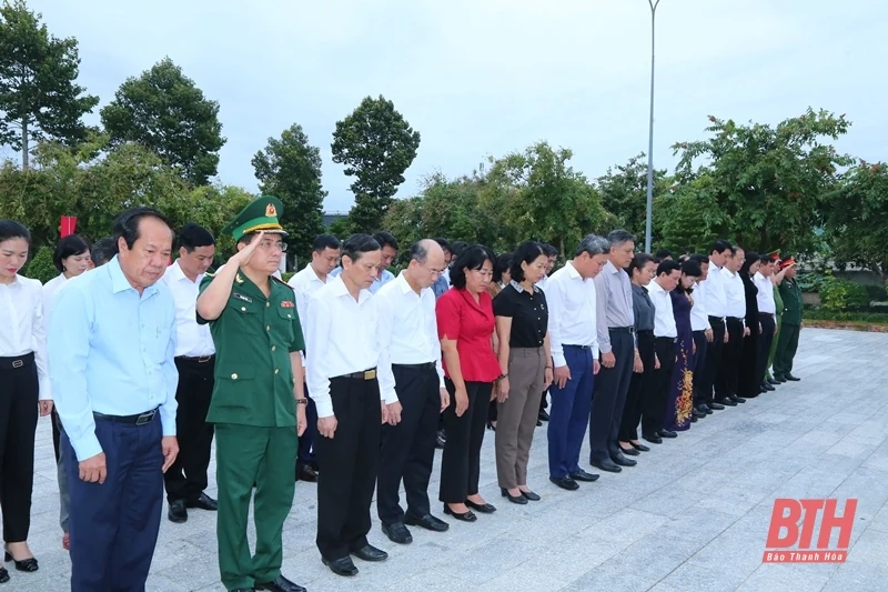 Phó Bí thư Thường trực Tỉnh ủy, Trưởng Đoàn ĐBQH tỉnh Lại Thế Nguyên viếng các anh hùng liệt sĩ tại các nghĩa trang TP Cần Thơ