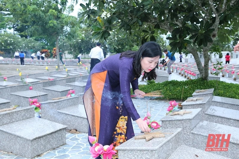 Phó Bí thư Thường trực Tỉnh ủy, Trưởng Đoàn ĐBQH tỉnh Lại Thế Nguyên viếng các anh hùng liệt sĩ tại các nghĩa trang TP Cần Thơ