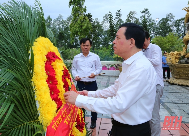 Phó Bí thư Thường trực Tỉnh ủy, Trưởng Đoàn ĐBQH tỉnh Lại Thế Nguyên viếng các Anh hùng liệt sĩ tại nghĩa trang liệt sĩ TP Cần Thơ