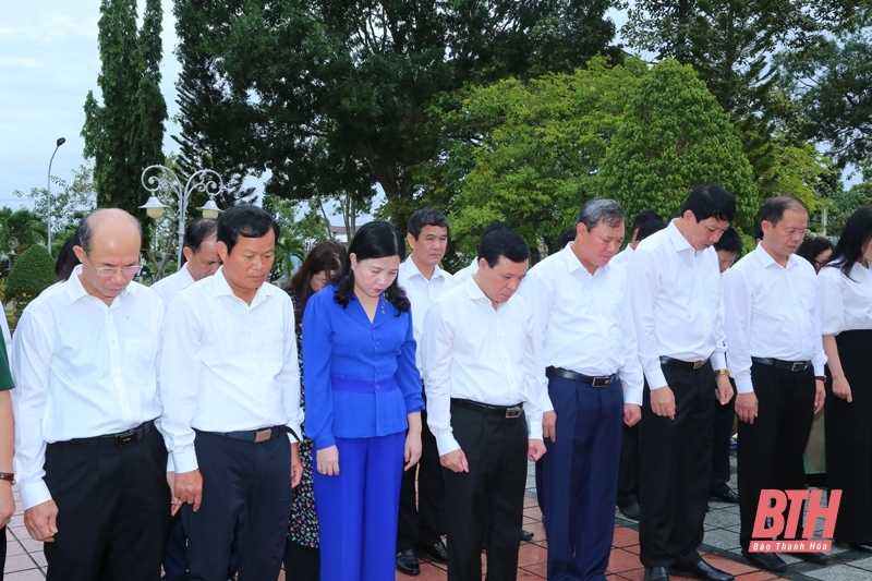 Phó Bí thư Thường trực Tỉnh ủy, Trưởng Đoàn ĐBQH tỉnh Lại Thế Nguyên viếng các Anh hùng liệt sĩ tại nghĩa trang liệt sĩ TP Cần Thơ