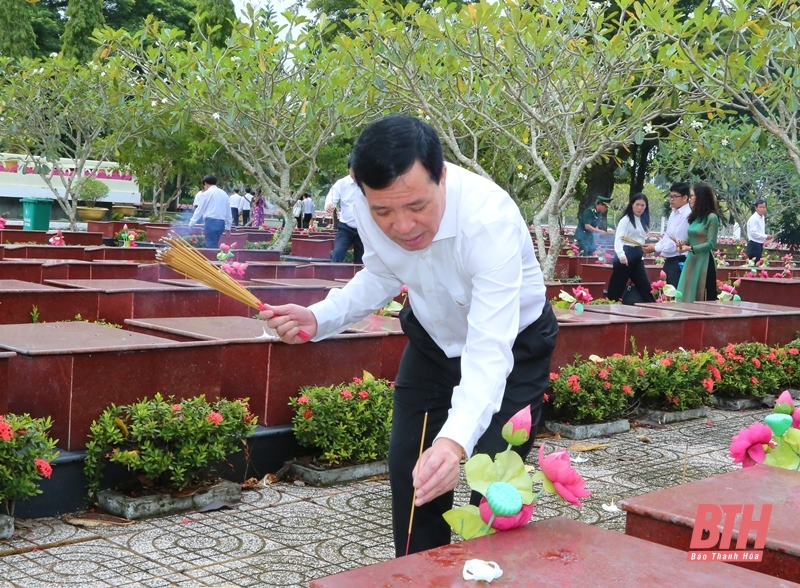 Phó Bí thư Thường trực Tỉnh ủy, Trưởng Đoàn ĐBQH tỉnh Lại Thế Nguyên viếng các Anh hùng liệt sĩ tại nghĩa trang liệt sĩ TP Cần Thơ