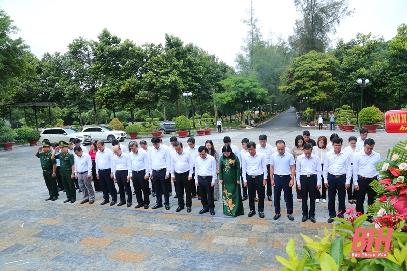 Phó Bí thư Thường trực Tỉnh ủy, Trưởng Đoàn ĐBQH tỉnh Lại Thế Nguyên viếng các anh hùng liệt sĩ tại các nghĩa trang thuộc tỉnh Tây Ninh