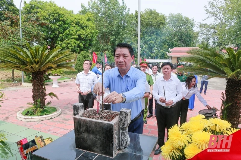 Phó Chủ tịch UBND tỉnh Lê Đức Giang viếng nghĩa trang liệt sĩ và thăm, tặng quà gia đình chính sách tại huyện Yên Định