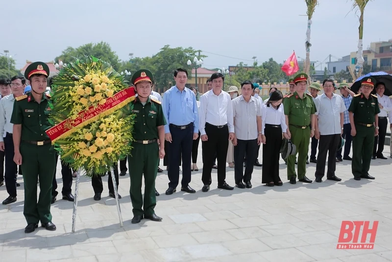 Phó Chủ tịch UBND tỉnh Lê Đức Giang viếng nghĩa trang liệt sĩ và thăm, tặng quà gia đình chính sách tại huyện Yên Định