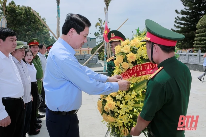 Phó Chủ tịch UBND tỉnh Lê Đức Giang viếng nghĩa trang liệt sĩ và thăm, tặng quà gia đình chính sách tại huyện Yên Định