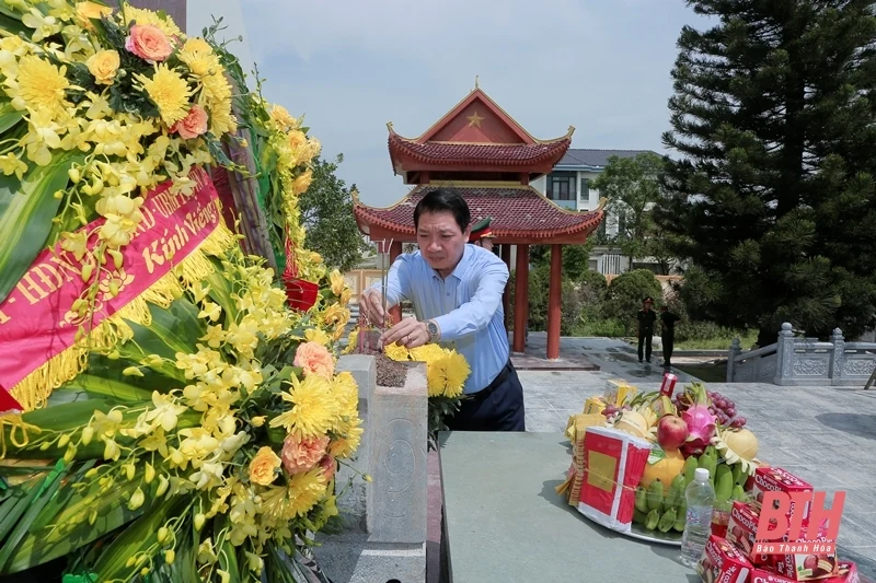 Phó Chủ tịch UBND tỉnh Lê Đức Giang viếng nghĩa trang liệt sĩ và thăm, tặng quà gia đình chính sách tại huyện Yên Định