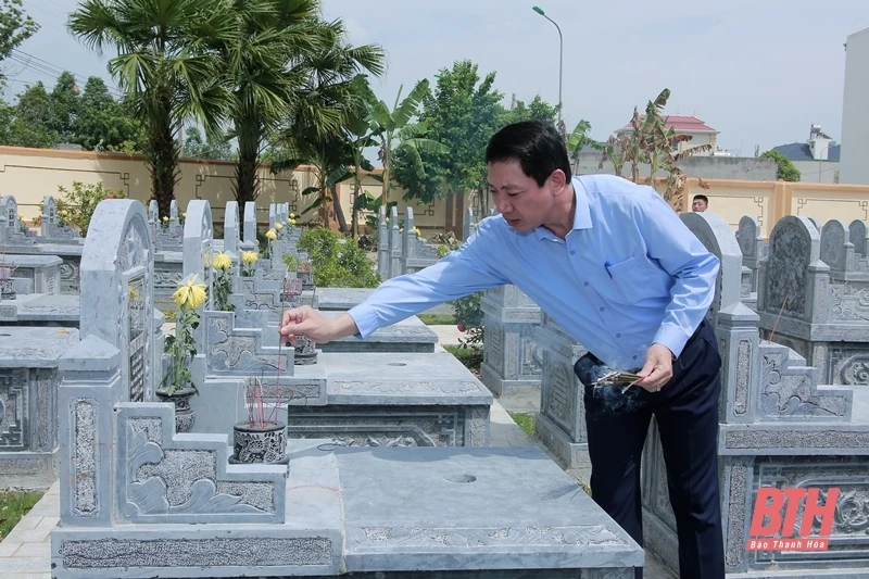Phó Chủ tịch UBND tỉnh Lê Đức Giang viếng nghĩa trang liệt sĩ và thăm, tặng quà gia đình chính sách tại huyện Yên Định