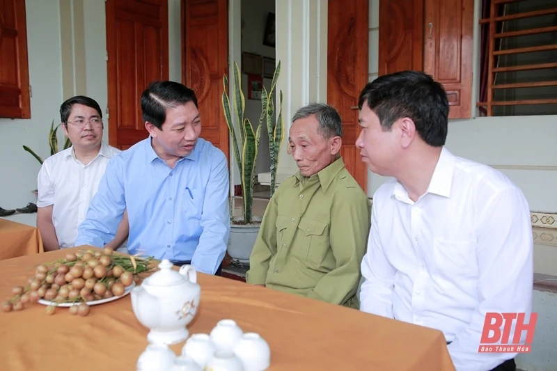 Phó Chủ tịch UBND tỉnh Lê Đức Giang viếng nghĩa trang liệt sĩ và thăm, tặng quà gia đình chính sách tại huyện Yên Định