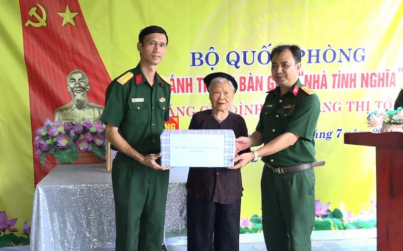 Bộ Chỉ huy Quân sự tỉnh Thanh Hóa bàn giao 3 nhà tình nghĩa tại huyện Vĩnh Lộc