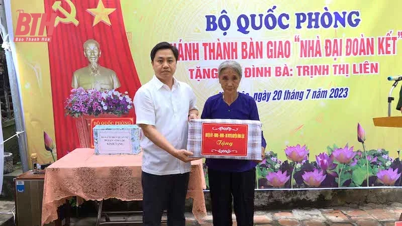 Bộ Chỉ huy Quân sự tỉnh Thanh Hóa bàn giao 3 nhà tình nghĩa tại huyện Vĩnh Lộc