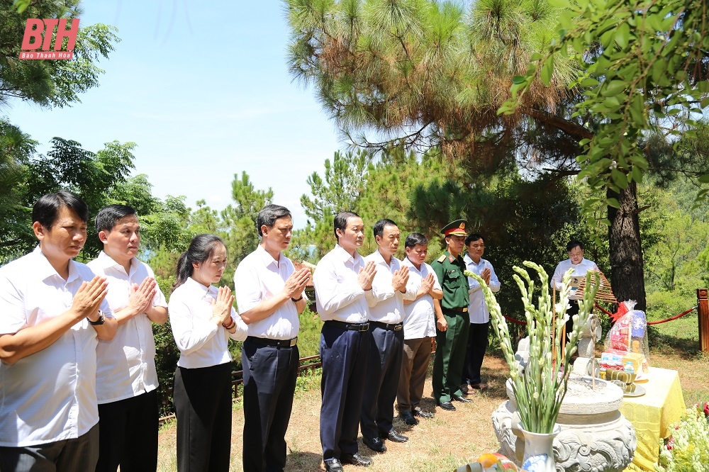 Chủ tịch UBND tỉnh Đỗ Minh Tuấn và đoàn đại biểu tỉnh viếng Đại tướng Võ Nguyên Giáp và các anh hùng liệt sĩ tại tỉnh Quảng Bình và Quảng Trị