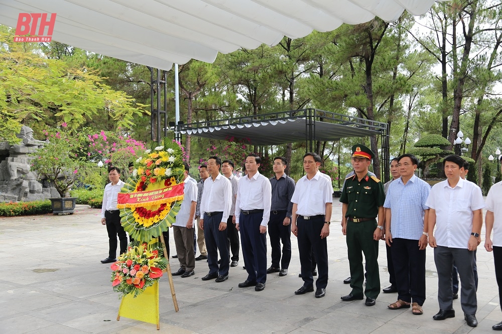 Chủ tịch UBND tỉnh Đỗ Minh Tuấn và đoàn đại biểu tỉnh viếng Đại tướng Võ Nguyên Giáp và các anh hùng liệt sĩ tại tỉnh Quảng Bình và Quảng Trị