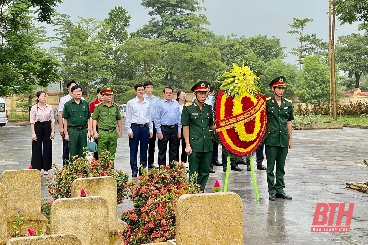 Trưởng Ban Tổ chức Tỉnh ủy Nguyễn Văn Hùng viếng Nghĩa trang liệt sĩ và thăm, tặng quà gia đình chính sách tại huyện Thạch Thành