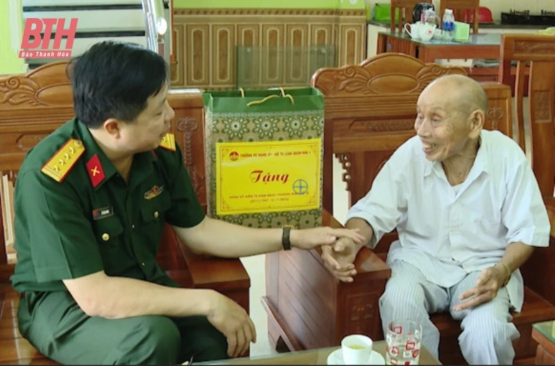 Bộ CHQS tỉnh thăm, tặng quà đối tượng chính sách trên địa bàn huyện Quảng Xương