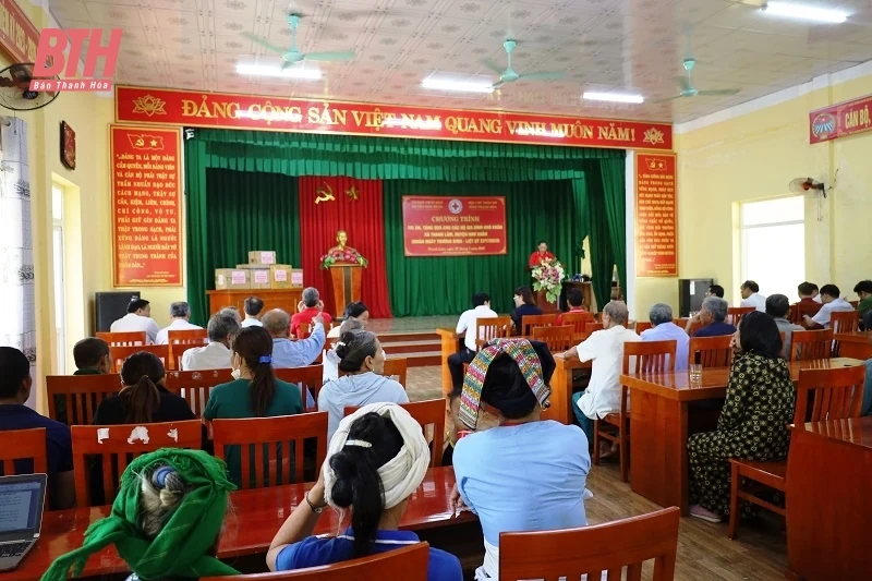 Hội Chữ thập đỏ tỉnh trao quà cho các gia đình chính sách tại xã Thanh Lâm