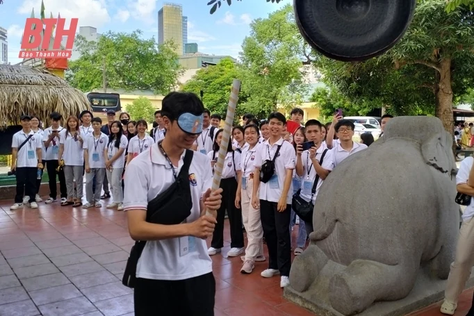 Thanh niên kiều bào thích thú với các trò chơi, trò diễn dân gian tại Thanh Hóa