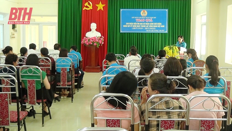 LĐLĐ thị xã Nghi Sơn trao quà cho đoàn viên có hoàn cảnh khó khăn