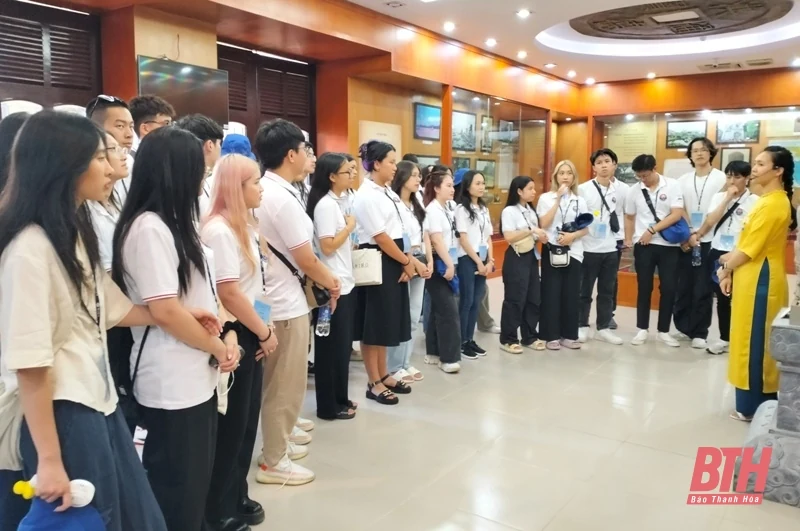 Thanh niên kiều bào thích thú với các trò chơi, trò diễn dân gian tại Thanh Hóa