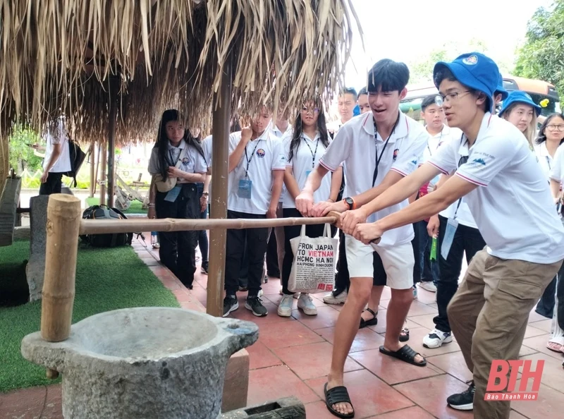 Thanh niên kiều bào thích thú với các trò chơi, trò diễn dân gian tại Thanh Hóa