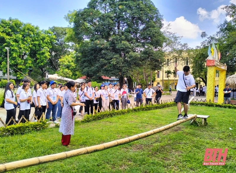 Thanh niên kiều bào thích thú với các trò chơi, trò diễn dân gian tại Thanh Hóa