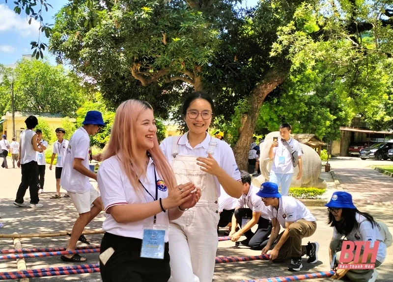 Thanh niên kiều bào thích thú với các trò chơi, trò diễn dân gian tại Thanh Hóa