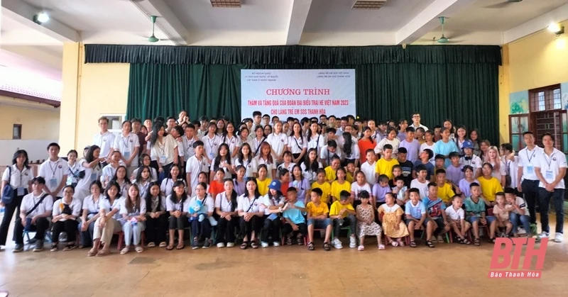 Thanh niên kiều bào thích thú với các trò chơi, trò diễn dân gian tại Thanh Hóa